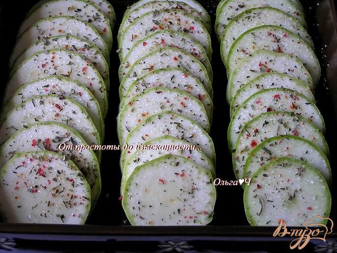 Фото приготовление рецепта: Запеченные кабачки под томатным соусом Бешамель шаг №4