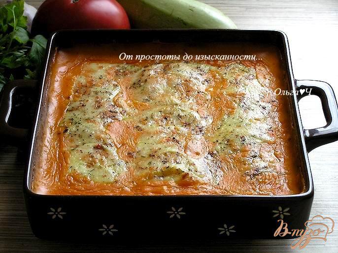 Фото приготовление рецепта: Запеченные кабачки под томатным соусом Бешамель шаг №7