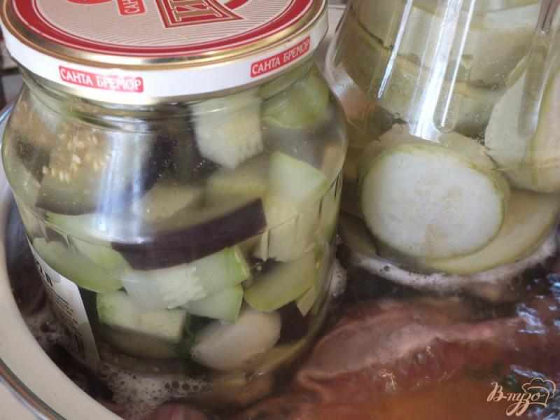 Фото приготовление рецепта: Консервированный салат из кабачков и баклажанов шаг №7