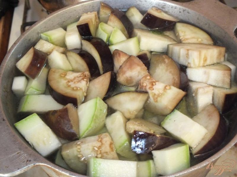 Фото приготовление рецепта: Консервированный салат из кабачков и баклажанов шаг №3