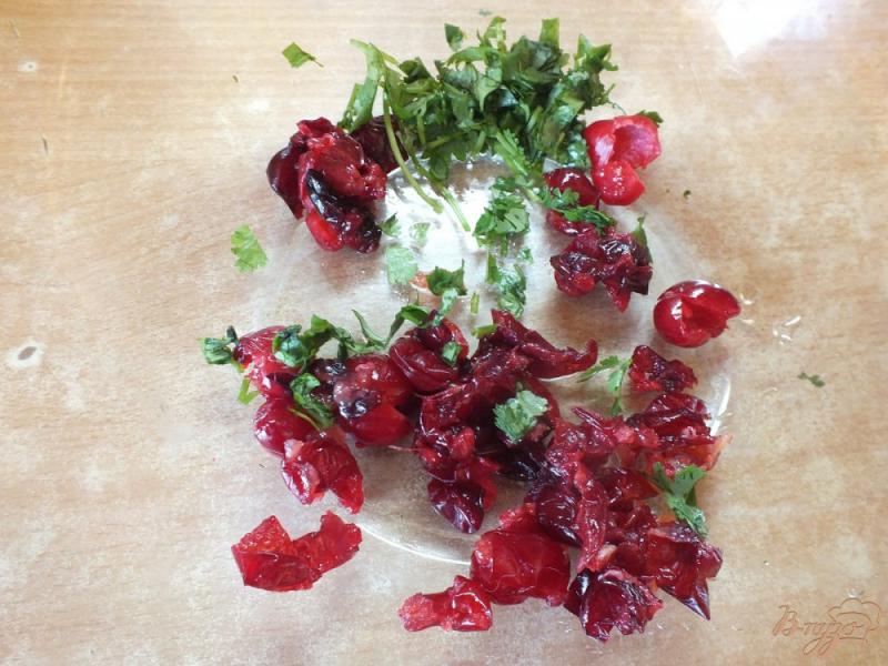 Фото приготовление рецепта: Кавказский салат с кизилом и печеными синими шаг №6