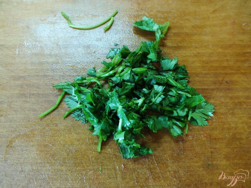 Фото приготовление рецепта: Кавказский салат с кизилом и печеными синими шаг №5