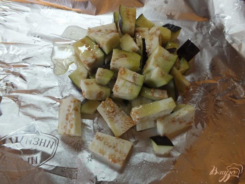Фото приготовление рецепта: Кавказский салат с кизилом и печеными синими шаг №2