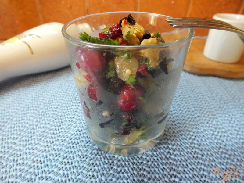 Фото приготовление рецепта: Кавказский салат с кизилом и печеными синими шаг №12
