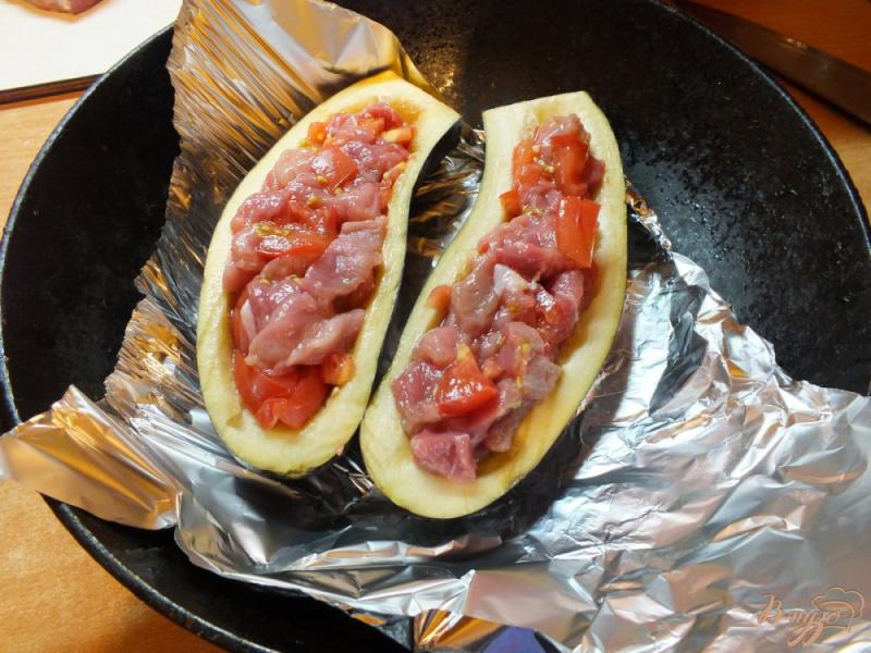 Фото приготовление рецепта: Зразы с мясом и томатами из баклажанов шаг №6