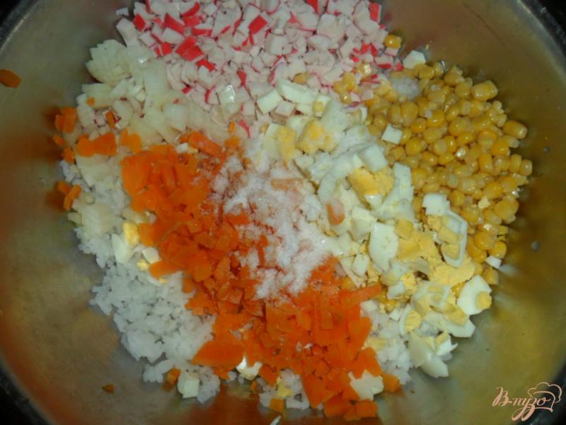Фото приготовление рецепта: Крабовый салат шаг №2