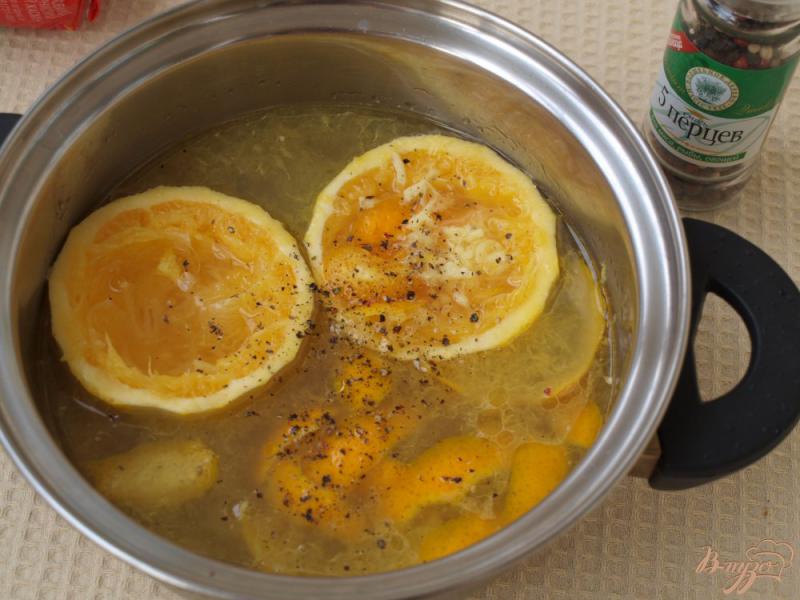 Фото приготовление рецепта: Апельсиновый суп с рисовыми шариками шаг №3