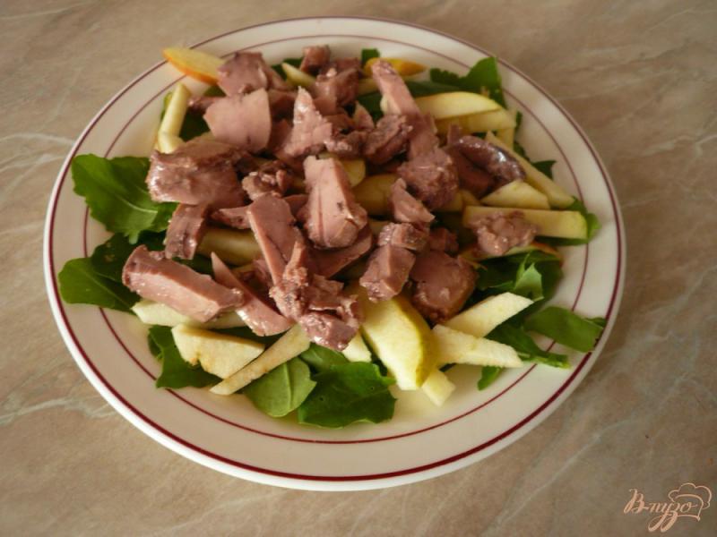 Фото приготовление рецепта: Салат с печенью трески шаг №3