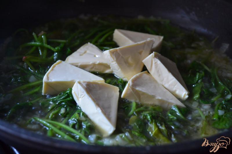 Фото приготовление рецепта: Сырный соус с ботвой редиса шаг №4