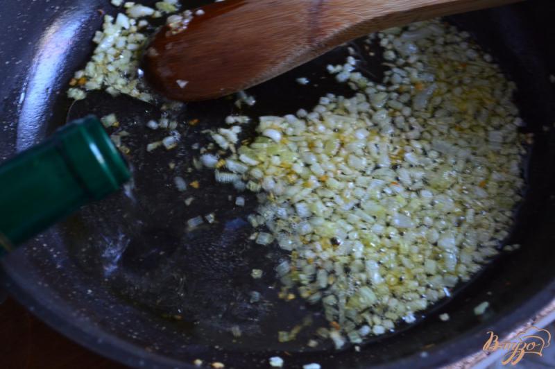 Фото приготовление рецепта: Сырный соус с ботвой редиса шаг №1