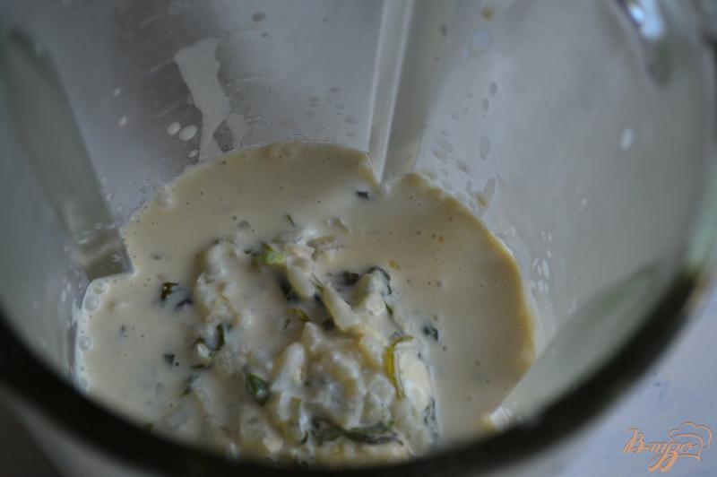 Фото приготовление рецепта: Сырный соус с ботвой редиса шаг №5