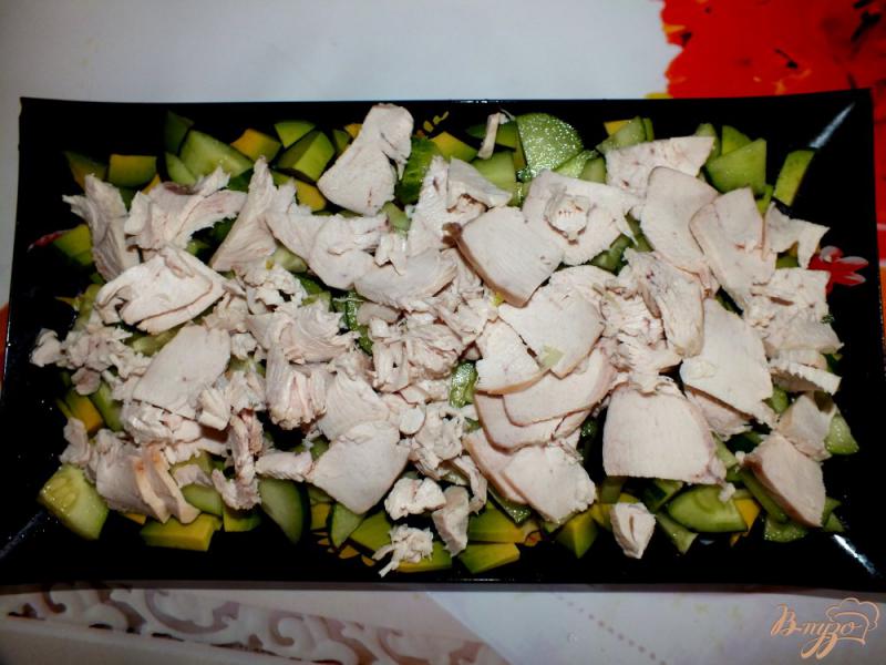 Фото приготовление рецепта: Салат с авокадо, сыром и курицей шаг №4