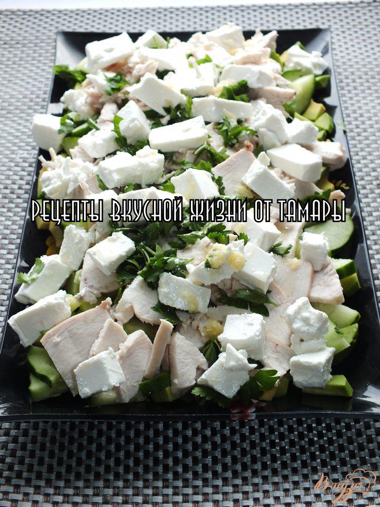 Фото приготовление рецепта: Салат с авокадо, сыром и курицей шаг №5