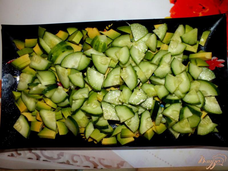 Фото приготовление рецепта: Салат с авокадо, сыром и курицей шаг №3