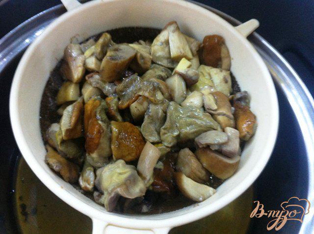 Фото приготовление рецепта: Фрикасе из куриного филе с лесными грибами шаг №5
