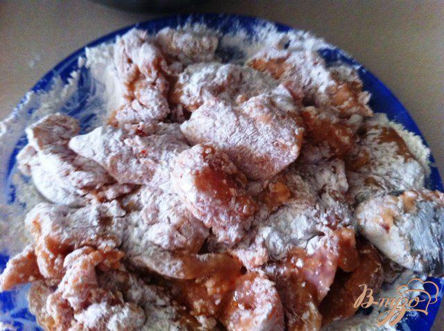 Фото приготовление рецепта: Фрикасе из куриного филе с лесными грибами шаг №7