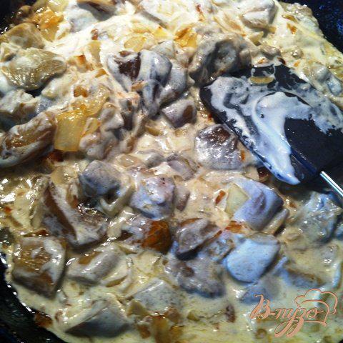 Фото приготовление рецепта: Фрикасе из куриного филе с лесными грибами шаг №10