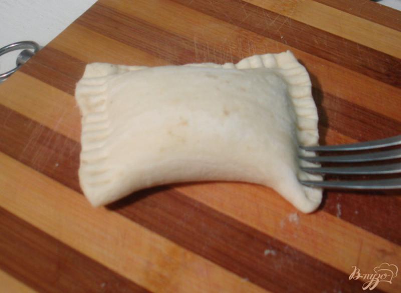 Фото приготовление рецепта: Слоёные пирожки с мясом шаг №7