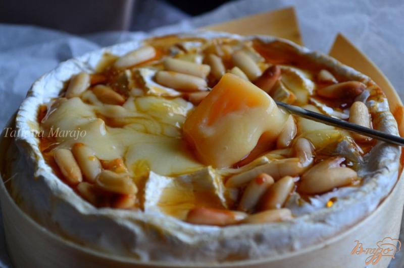 Фото приготовление рецепта: Камамбер фондю с медом и орешками шаг №5