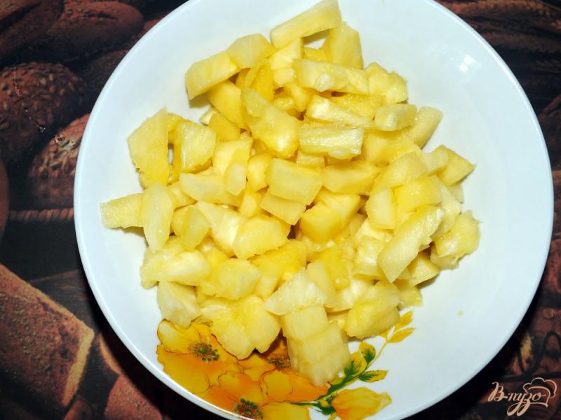 Фото приготовление рецепта: Тайский рис с креветками запеченный в ананасе шаг №3