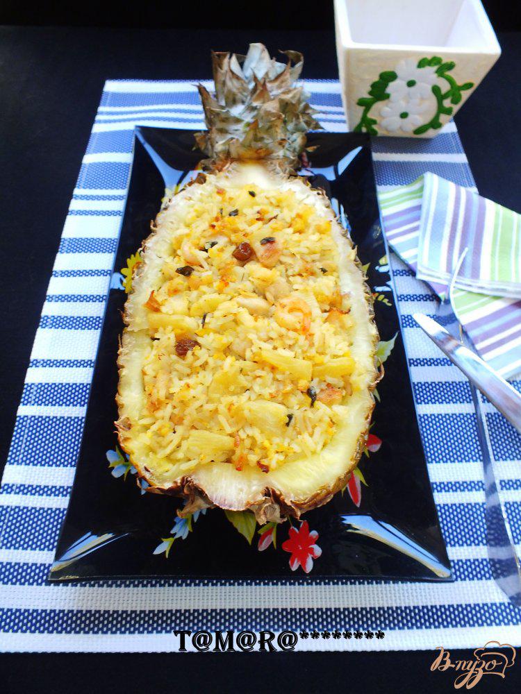 Фото приготовление рецепта: Тайский рис с креветками запеченный в ананасе шаг №14