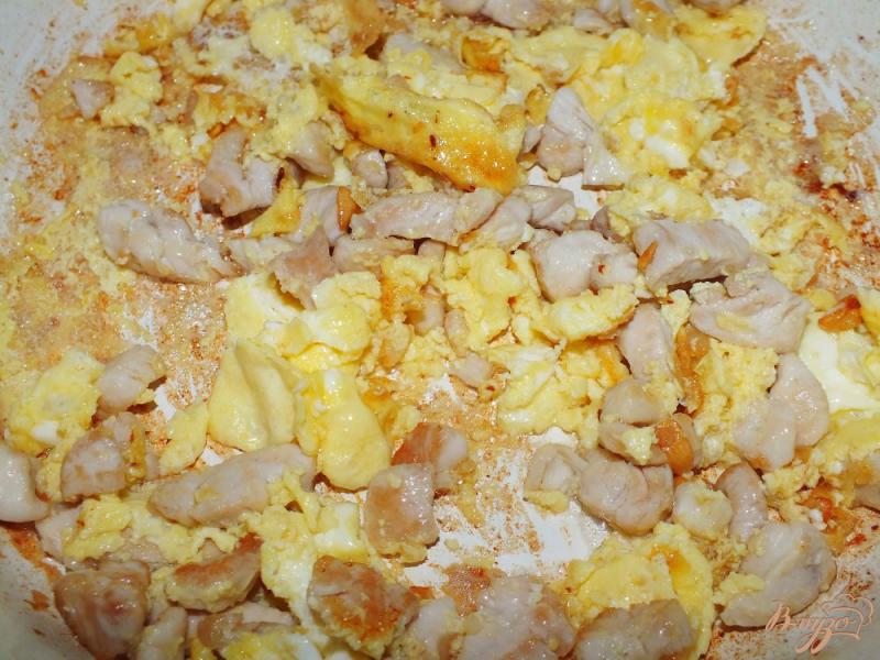 Фото приготовление рецепта: Тайский рис с креветками запеченный в ананасе шаг №8