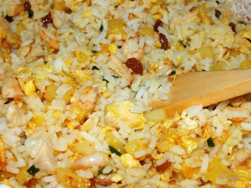 Фото приготовление рецепта: Тайский рис с креветками запеченный в ананасе шаг №12