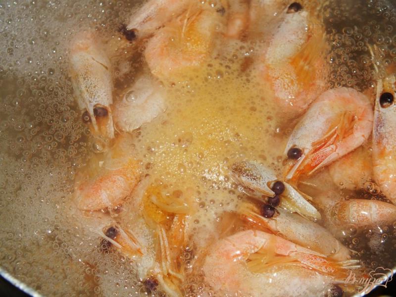 Фото приготовление рецепта: Тайский рис с креветками запеченный в ананасе шаг №1