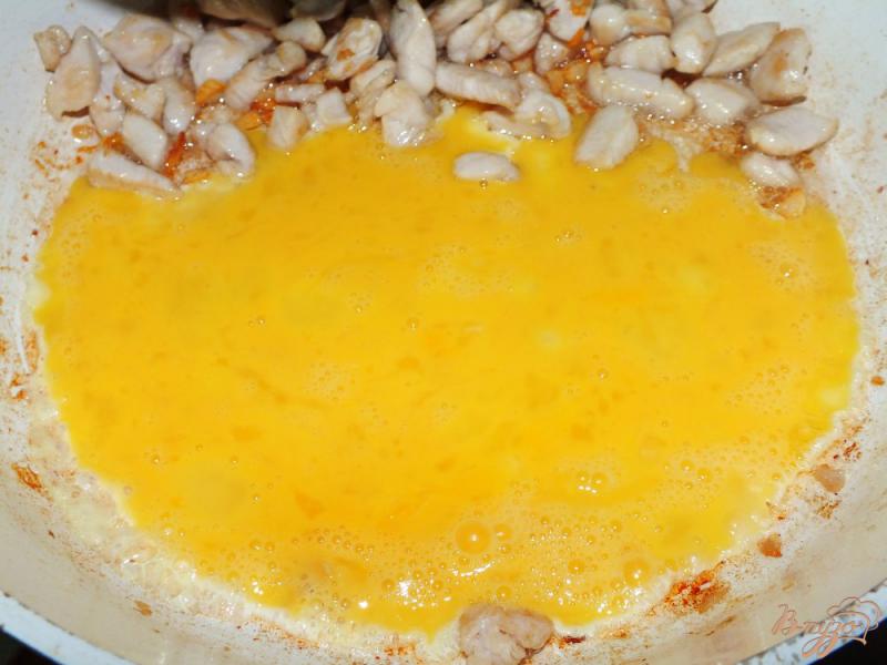 Фото приготовление рецепта: Тайский рис с креветками запеченный в ананасе шаг №7
