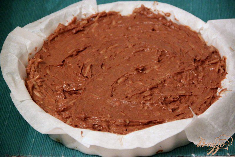 Фото приготовление рецепта: Португальский шоколадный пирог с яблоками шаг №6