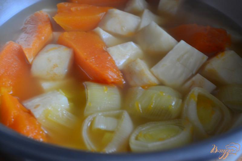 Фото приготовление рецепта: Суп-пюре из тыквы с корневым сельдереем шаг №2