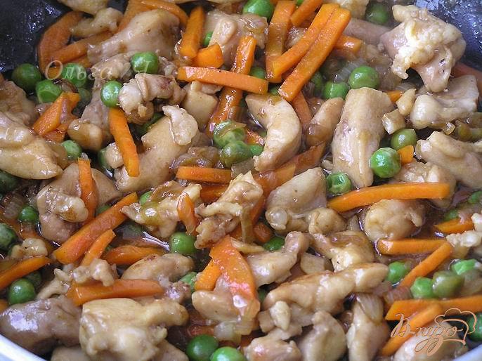 Фото приготовление рецепта: Соте из курицы с овощами и рисом шаг №4