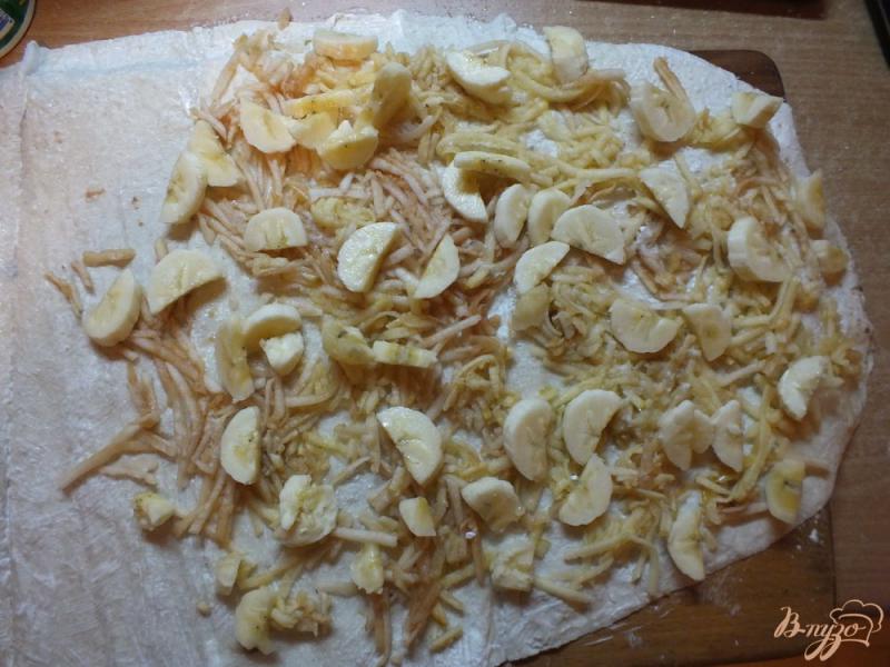 Фото приготовление рецепта: Бананово-яблочный штрудель шаг №5