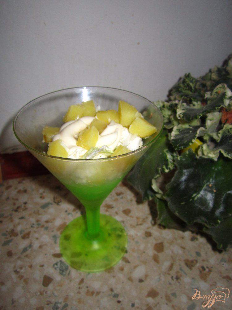 Фото приготовление рецепта: Салат с маринованными мидиями шаг №3