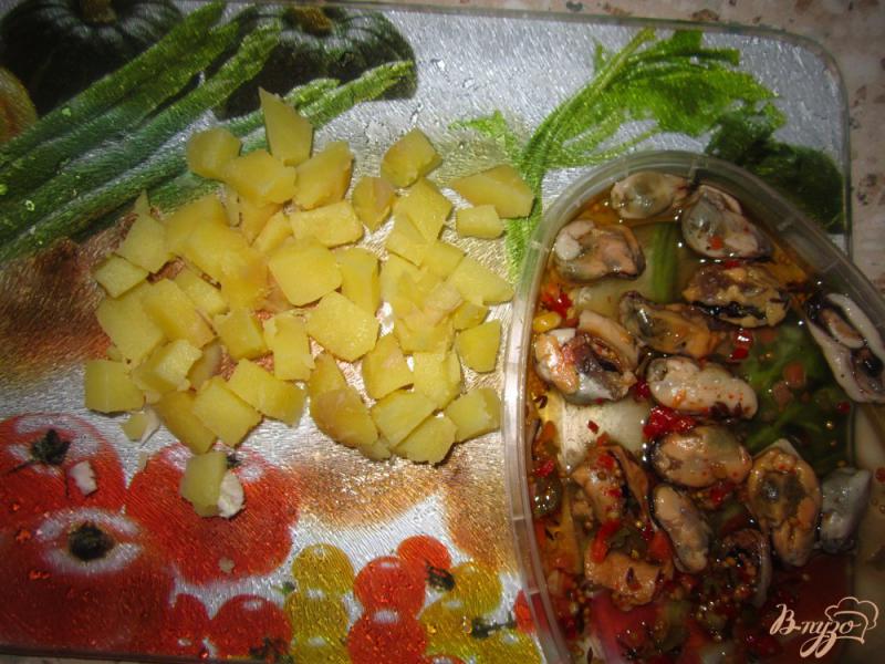 Фото приготовление рецепта: Салат с маринованными мидиями шаг №2