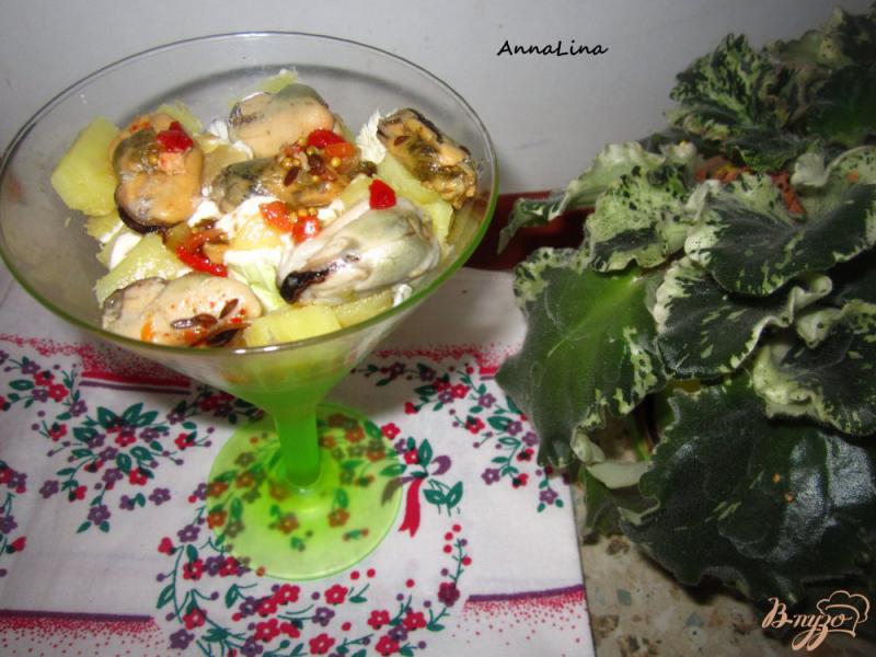 Фото приготовление рецепта: Салат с маринованными мидиями шаг №4