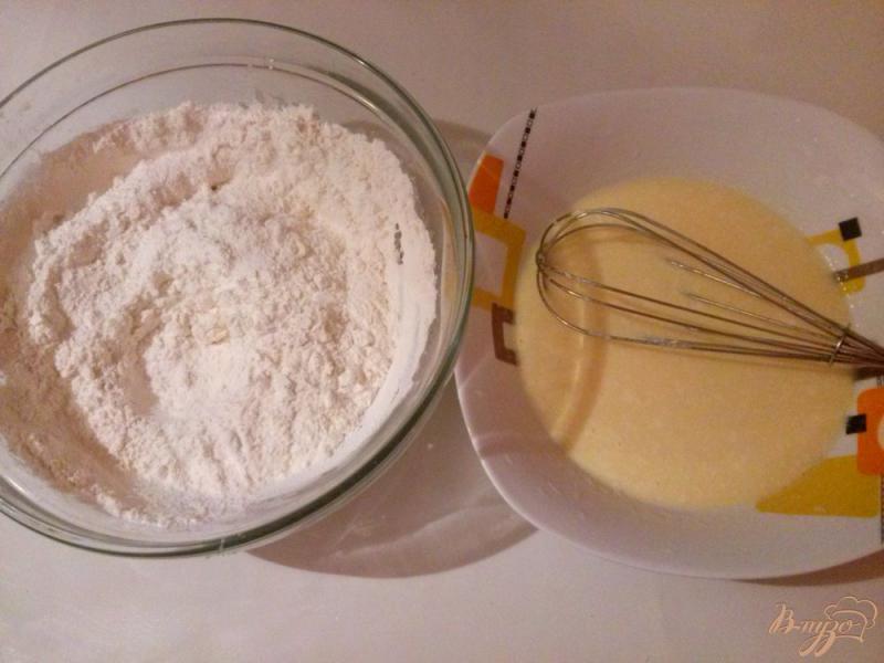 Фото приготовление рецепта: Пирог на сковороде со сливами шаг №1