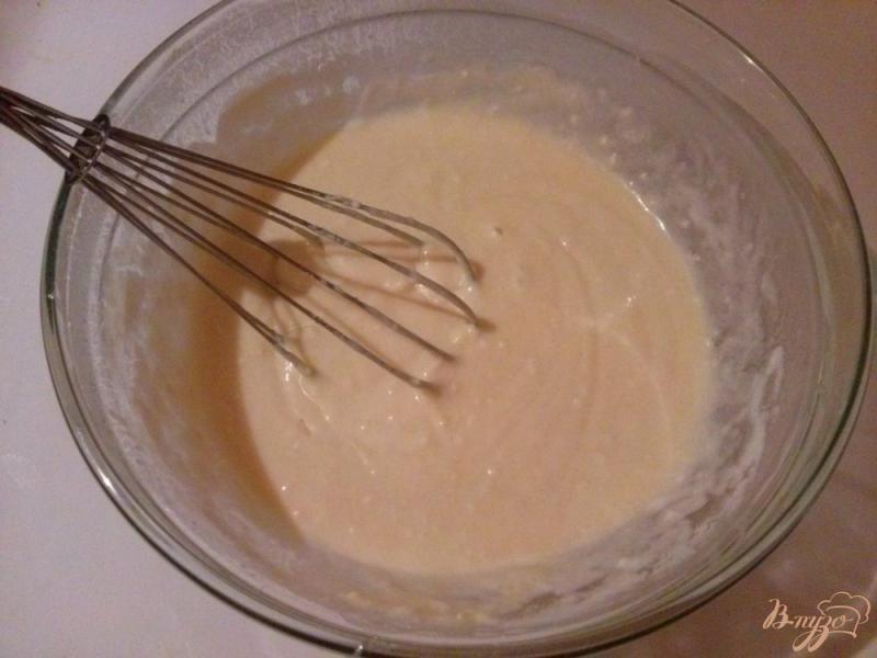 Фото приготовление рецепта: Пирог на сковороде со сливами шаг №2