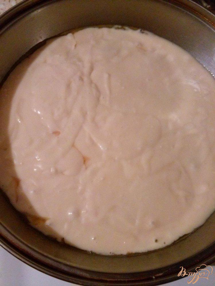 Фото приготовление рецепта: Пирог на сковороде со сливами шаг №5