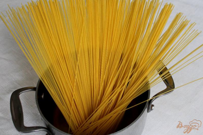 Фото приготовление рецепта: Спагетти болоньезе шаг №8
