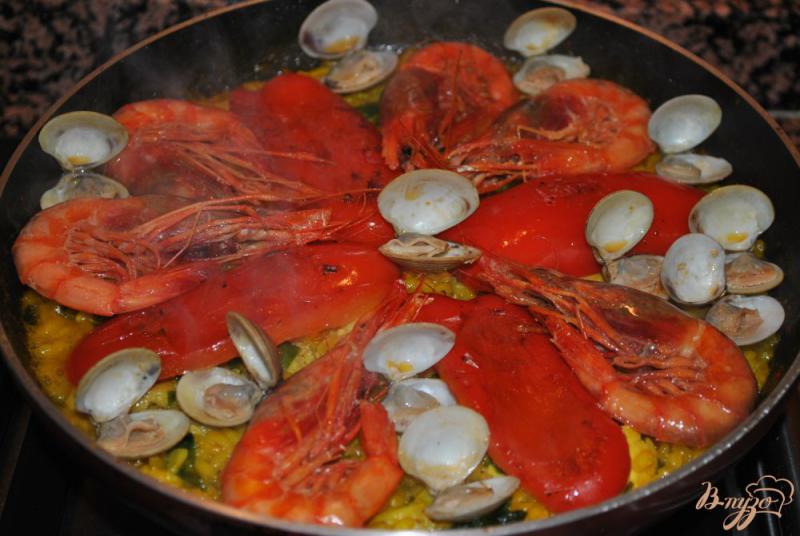 Фото приготовление рецепта: Паэлья с морепродуктами шаг №15