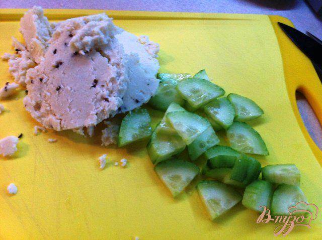 Фото приготовление рецепта: Салат с вялеными помидорами и адыгейским сыром шаг №4