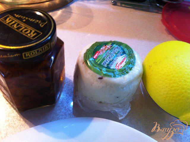 Фото приготовление рецепта: Салат с вялеными помидорами и адыгейским сыром шаг №1