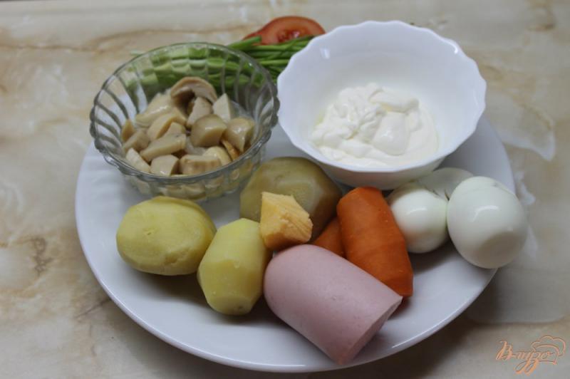 Фото приготовление рецепта: Салат с маринованными белыми грибами «Нежность» шаг №1