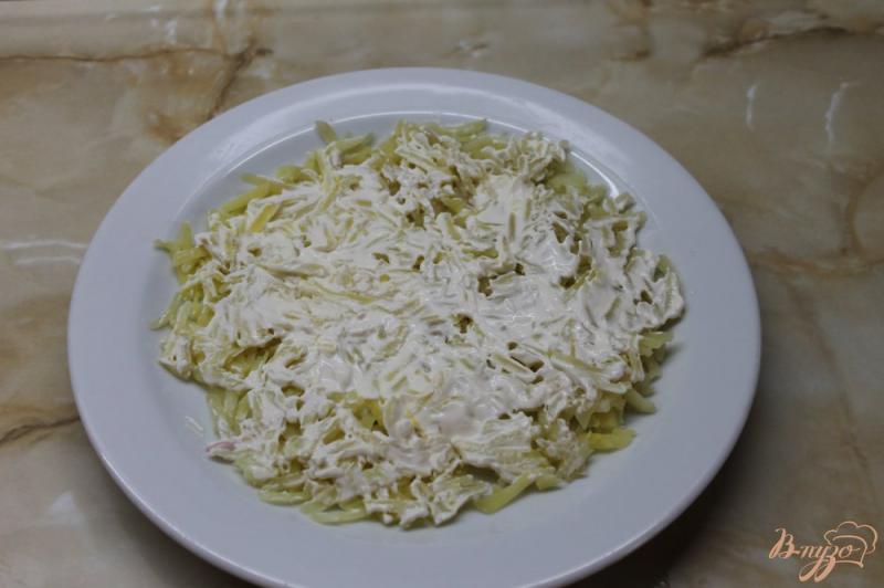 Фото приготовление рецепта: Салат с маринованными белыми грибами «Нежность» шаг №3
