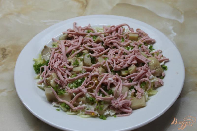 Фото приготовление рецепта: Салат с маринованными белыми грибами «Нежность» шаг №4