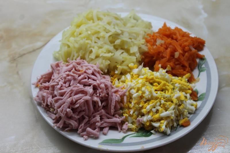 Фото приготовление рецепта: Салат с маринованными белыми грибами «Нежность» шаг №2