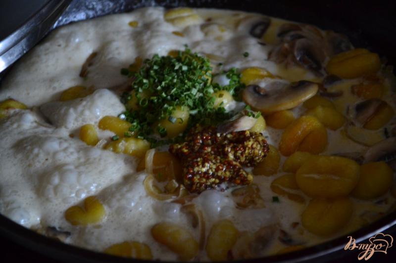 Фото приготовление рецепта: Ньокки с шампиньонами в сливочно-горчичном соусе шаг №6