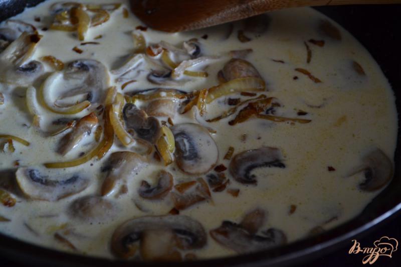 Фото приготовление рецепта: Ньокки с шампиньонами в сливочно-горчичном соусе шаг №4