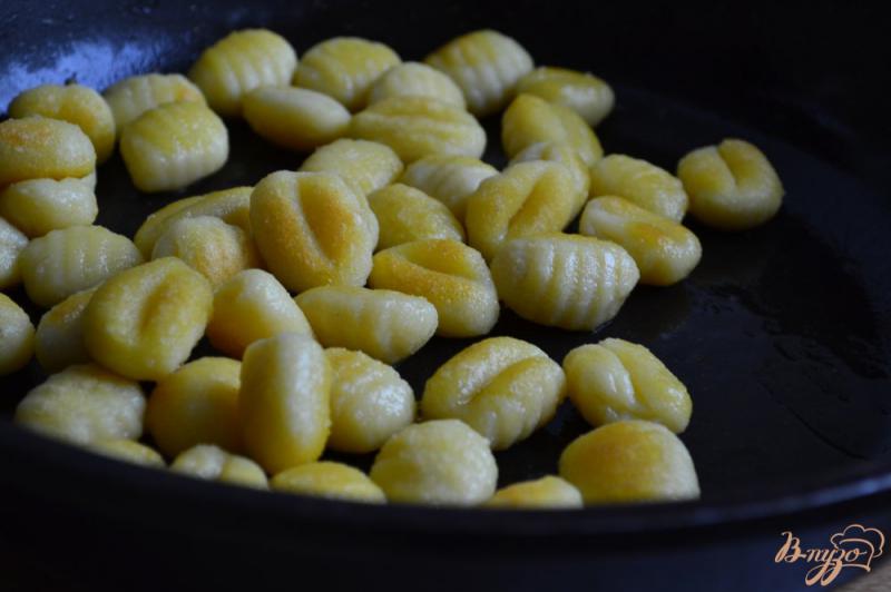 Фото приготовление рецепта: Ньокки с шампиньонами в сливочно-горчичном соусе шаг №1